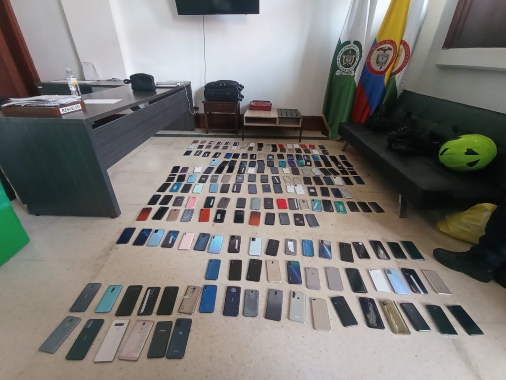 250 celulares hallaron las autoridades en un parqueadero del centro de Medellín