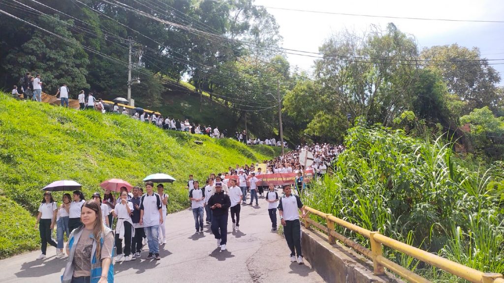Con la marcha, la comunidad de El Salado pidió que se capture al responsable de la muerte de Alexis Gómez. 