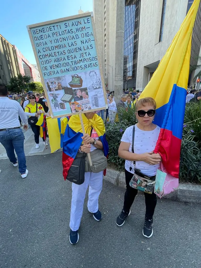 Así transcurrió la marcha de los veteranos de la fuerza pública en Medellín. 