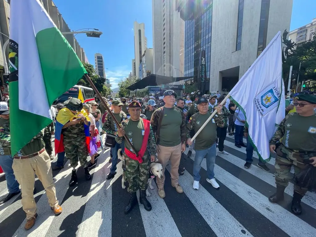 Así transcurrió la marcha de los reservistas de la fuerza pública en Medellín.