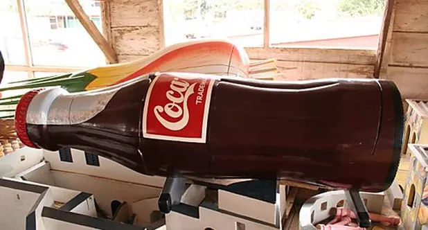 ataud-forma-botella-coca-cola 