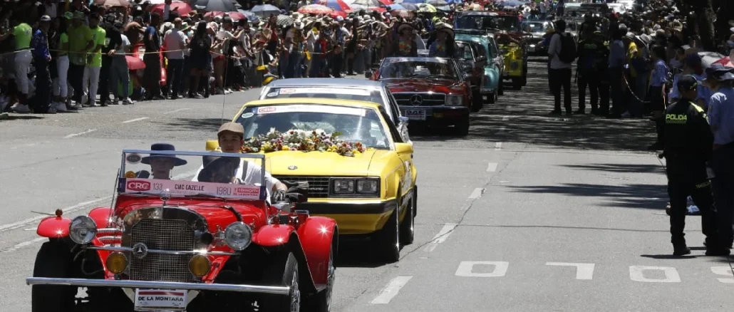 Así se vivió el Desfile de Autos Clásicos y Antiguos.
