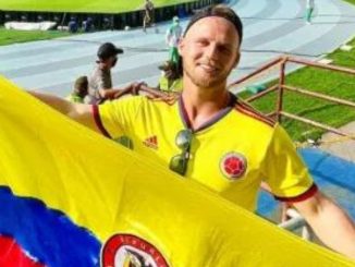 Dominic Wolf con la camiseta de Colombia