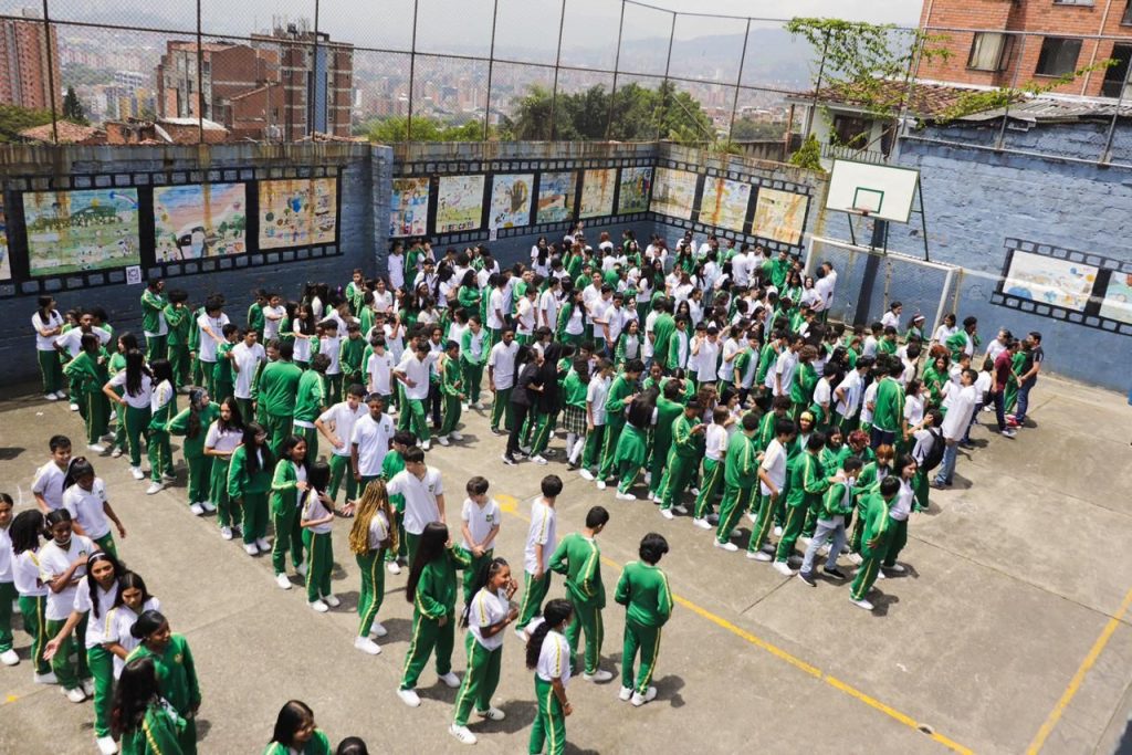 El simulacro de evacuación por sismo se llevó a cabo en las instituciones educativas de Medellín.