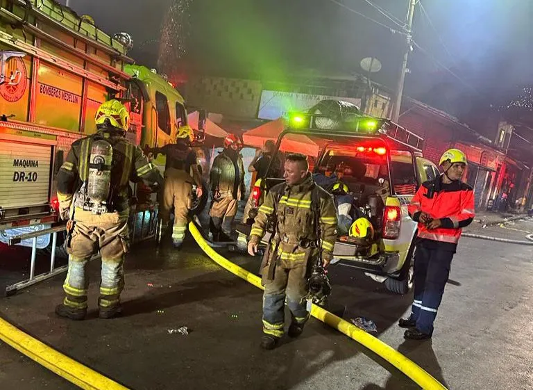 El incendio en el Centro comprometió los 4 pisos del edificio y afectó 3 locales comerciales.