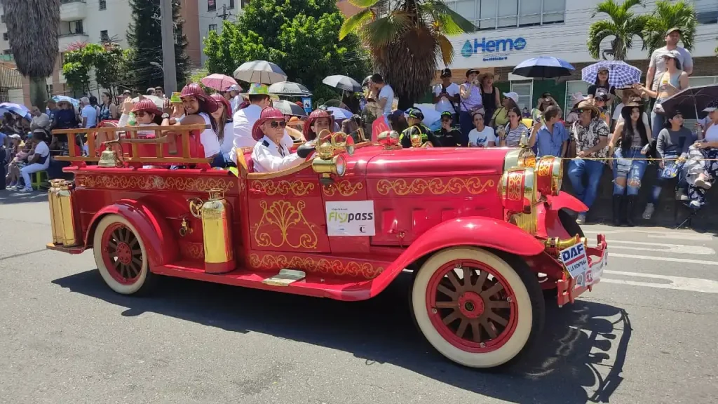 El Desfile de Autos Clásicos y Antiguos de la Feria de la Flores homenajeó los vehículos de trabajo.