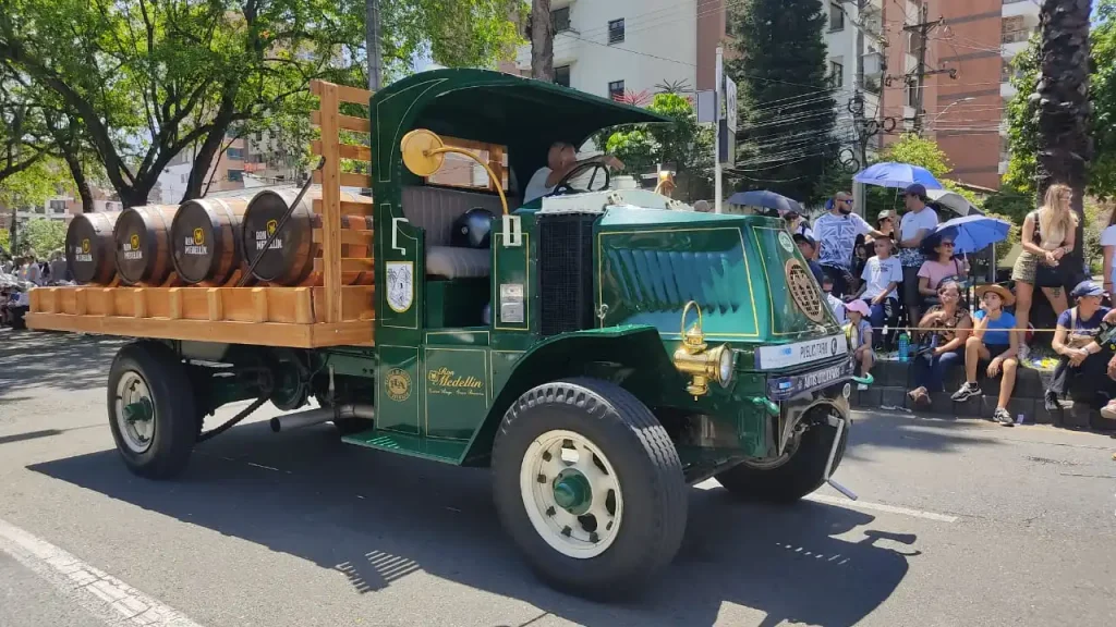 El carro de la FLA fue uno de los más representativos durante el recorrido.
