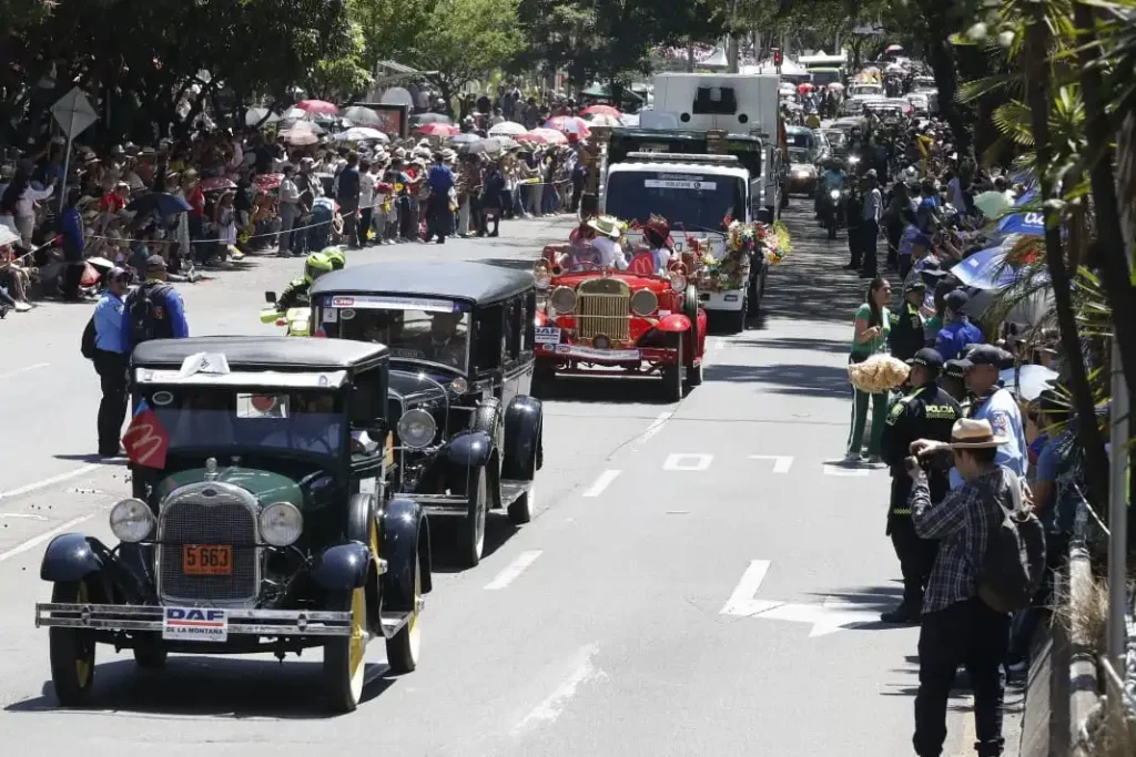 El Desfile de Autos Clásicos y Antiguos de la Feria de la Flores homenajeó los vehículos de trabajo.