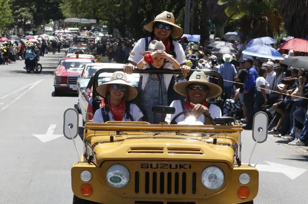 Al desfile asistieron propios y turistas con amigos, familia y hasta mascotas.