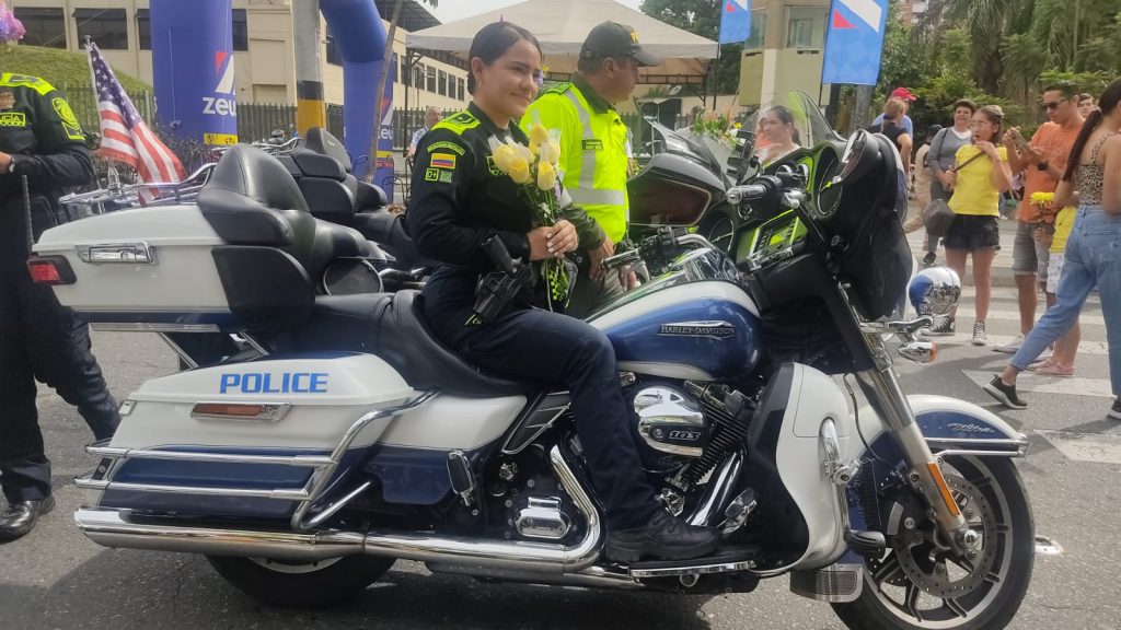 Miembros de la Policía y el Ejército hicieron parte del desfile de motos harley de la Feria de las Flores. 