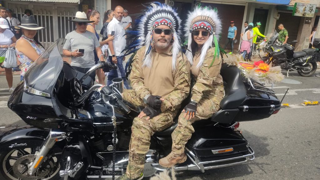 Miembros de la Policía y el Ejército hicieron parte del desfile de motos harley de la Feria de las Flores. 