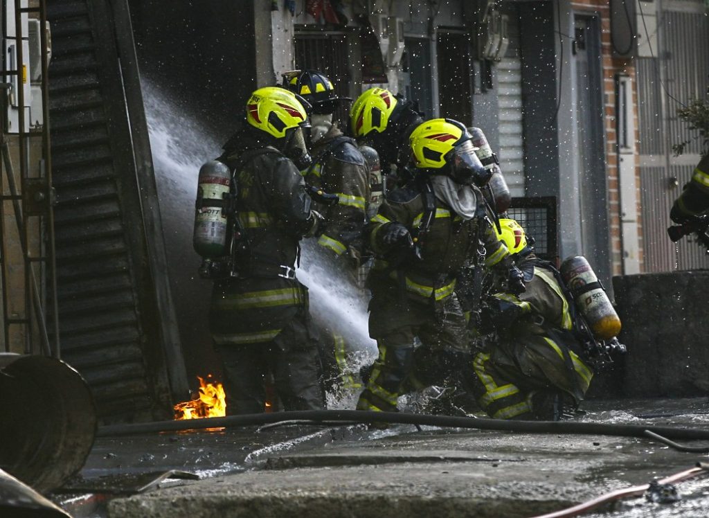 25 bomberos llevan más de 3 horas intentando combatir el incendio en la fábrica de thinner del barrio Caribe. 
