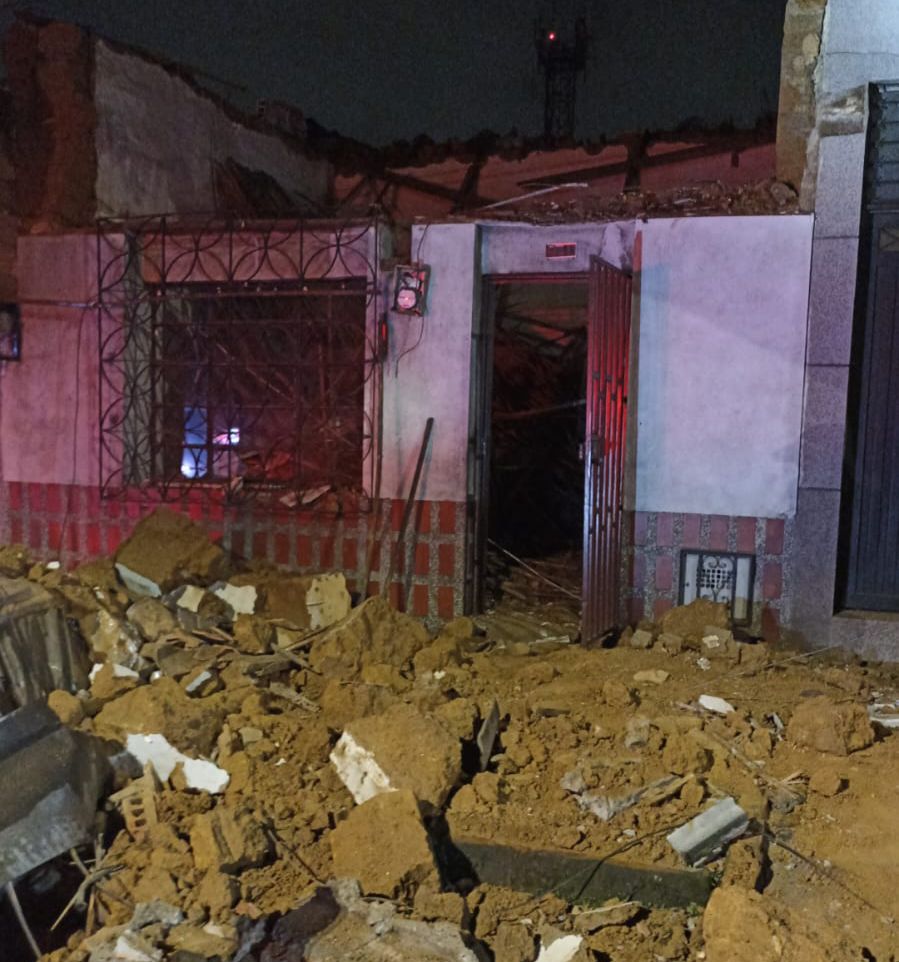 La emergencia se presentó cuando la parte delantera de la casa ubicada en Enciso colapsó.
