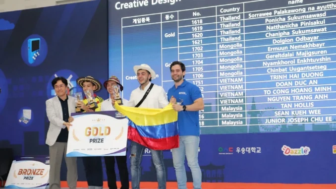Jacobo Agudelo, Sebastián Álvarez y Alejandro Morales fueron los campeones de la competencia internacional de robótica.