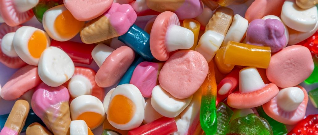 Las imitaciones de dulces con marihuana traen hasta una advertencia, pero podría ser pasada por alto por los más pequeños.