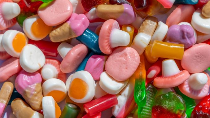 Las imitaciones de dulces con marihuana traen hasta una advertencia, pero podría ser pasada por alto por los más pequeños.