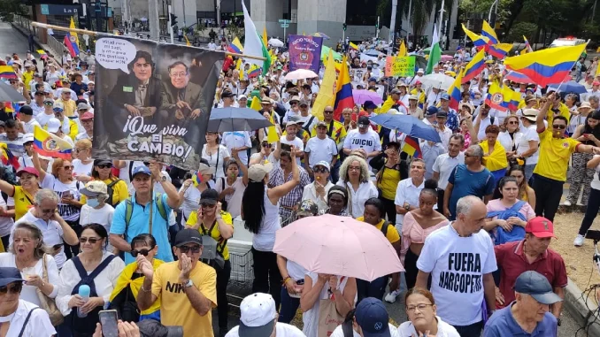 En la marcha convocada para el 16 de agosto en Medellín protestaron por los escándalos contra Petro.