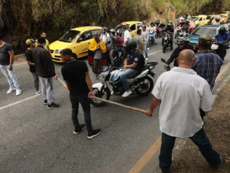 La primera jornada del paro de taxistas en Medellín terminó con varios carros vandalizados y dos capturados.