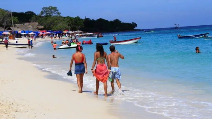 Los turistas tuvieron que ser acompañados por los guardacostas de Cartagena.