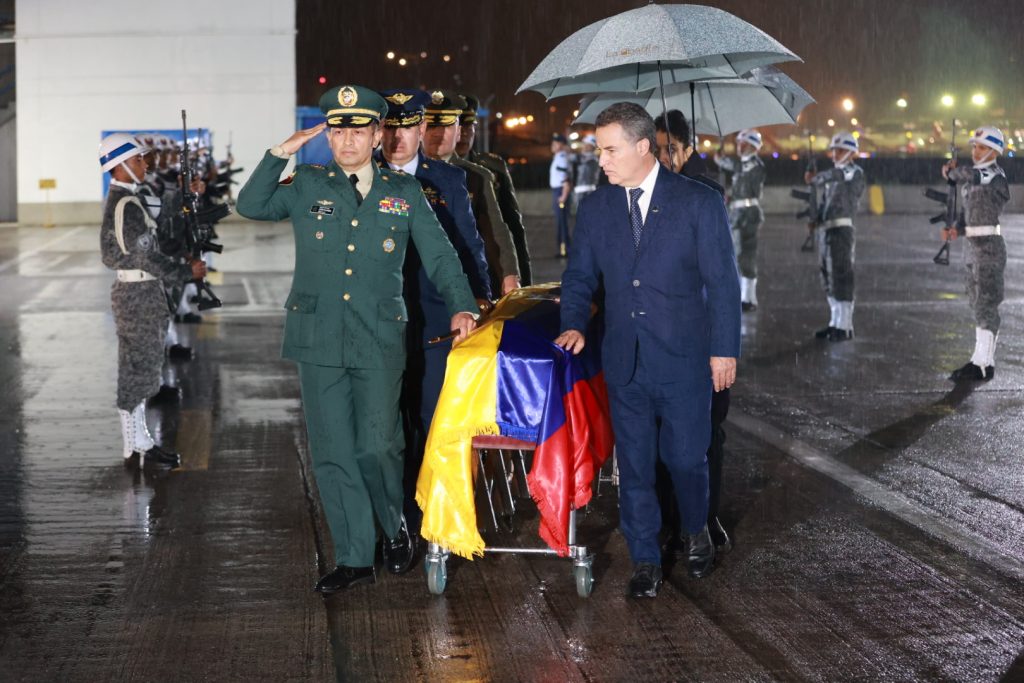Así fue la llegada del cuerpo de Botero al Aeropuerto de Rionegro este lunes 25 de septiembre. 