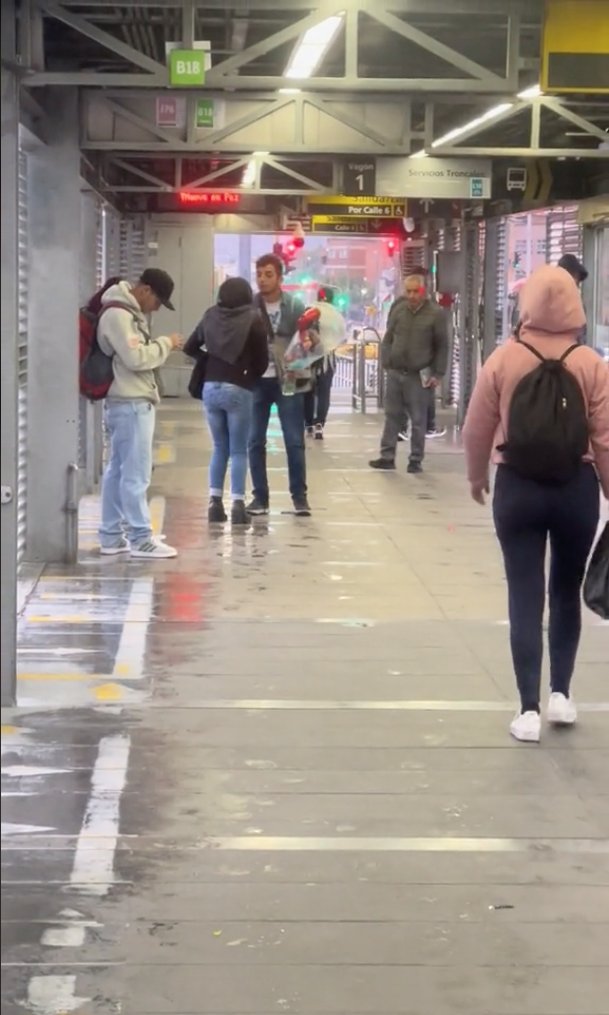 22Soldado-caido22-joven-se-declaro-en-estacion-de-TransMilenio-y-termino-siendo-rechazado-2
