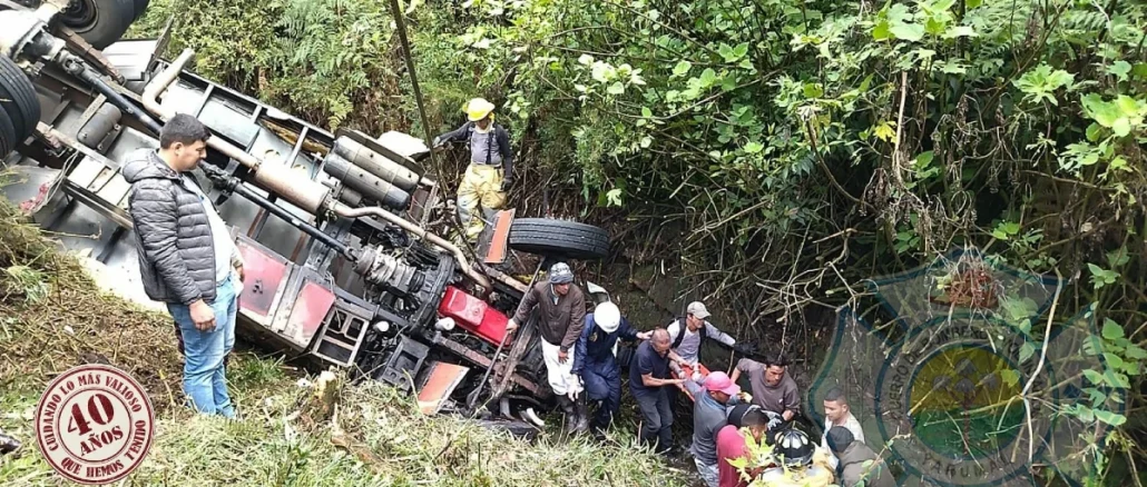 El accidente se presentó porque, al parecer, el camión perdió el control cuando se movilizaba por zona rural de Yarumal.