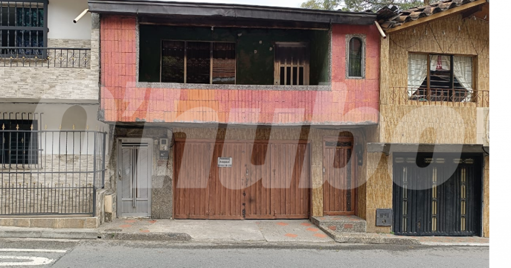 El homicidio ocurrió en horas de la noche en esta vivienda del barrio Villatina. 