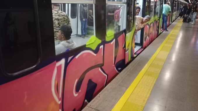 El grafiti fue pintado entre las estaciones Tricentenario y Caribe en la noche del sábado 2 de septiembre.