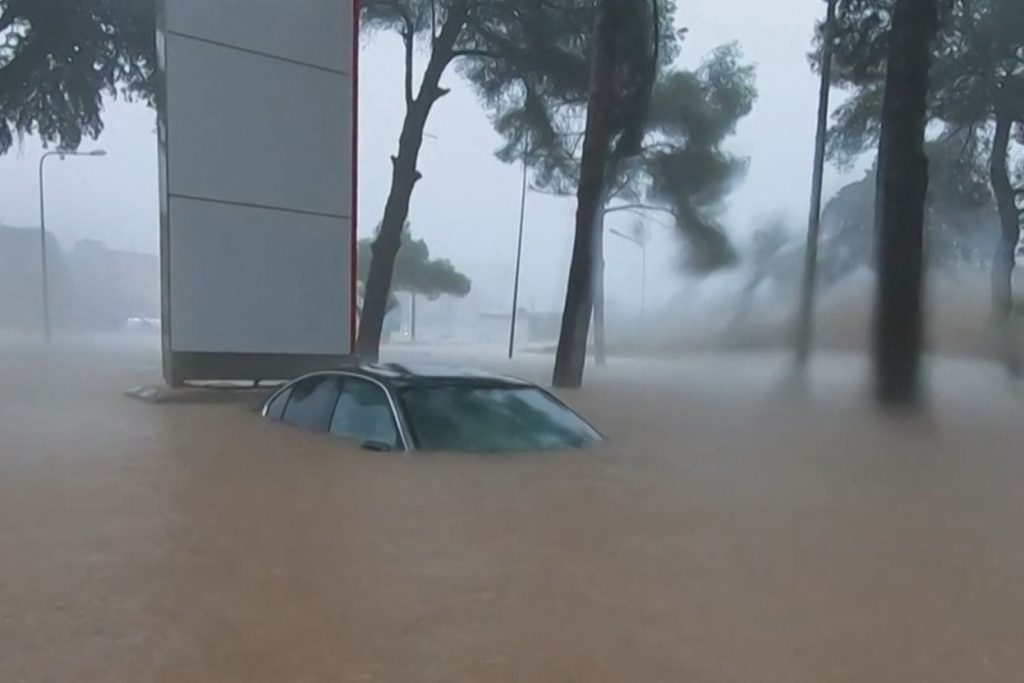 La fuerza de las inundaciones en Libia ha provocado que personas, casas y carros terminen en el mar Mediterráneo. 