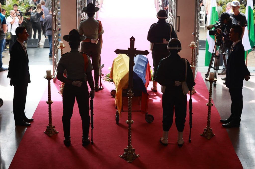 Homenaje a Fernando Botero en el Museo de Antioquia y la Plaza Botero. 