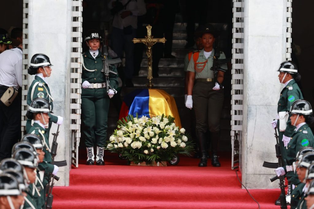 Homenaje en el Museo de Antioquia y Plaza Botero. 