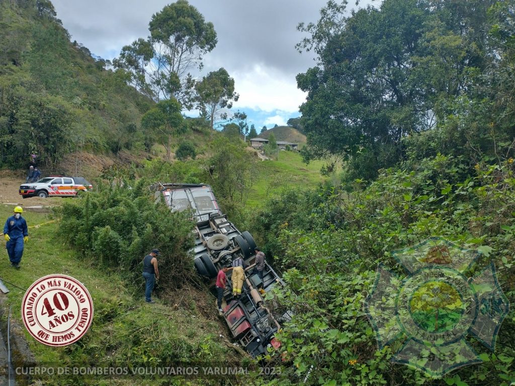 Los dos ocupantes del vehículo fallecieron producto del accidente.