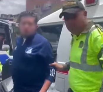 El hombre fue multado por andar borracho y en una ambulancia que no tenía permiso para circular. 
