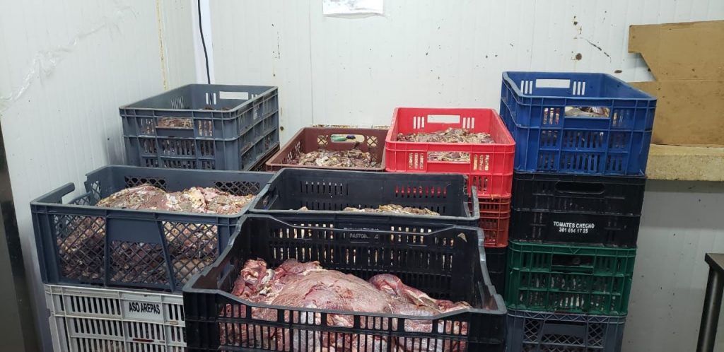 La carne podrida fue encontrada dentro de una carnicería y un furgón en Campo Valdés.