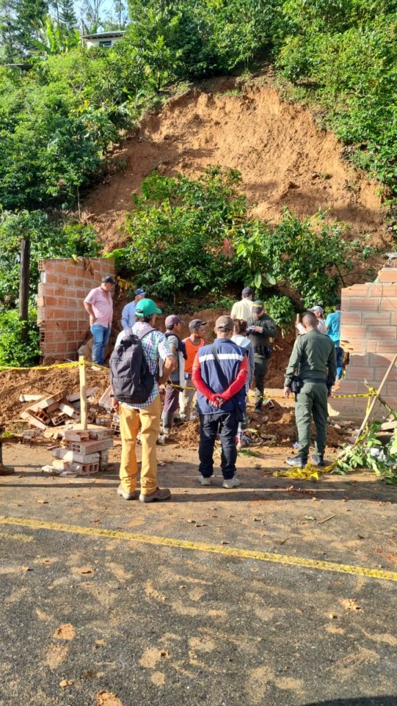 El derrumbe se presentó en horas de la madrugada en el corregimiento de Porce, este lunes 11 de septiembre.