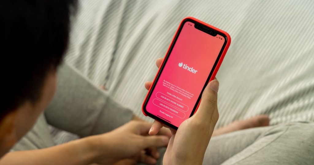 Los estafadores de Tinder aprovechan la vulnerabilidad emocional de las personas y las enamoran para después sacarles dinero.