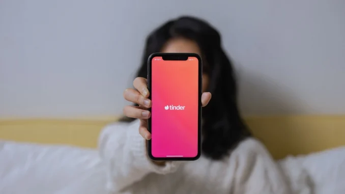 Los estafadores de Tinder analizan a las personas y buscan un perfil muy específico, para poder engañarlos y sacarles dinero.