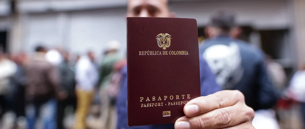 La cancelación de la licitación del contrato de expedición de pasaportes ha provocado largas filas en las oficinas para sacar este documento.