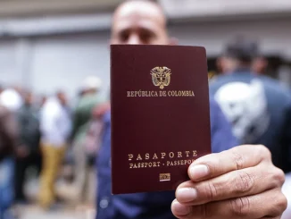 La cancelación de la licitación del contrato de expedición de pasaportes ha provocado largas filas en las oficinas para sacar este documento.