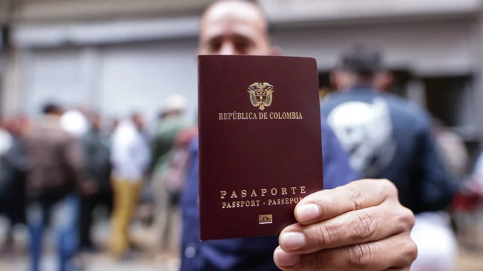 La cancelación de la licitación del contrato de expedición de pasaportes ha provocado largas filas en las oficinas para sacar este documento.