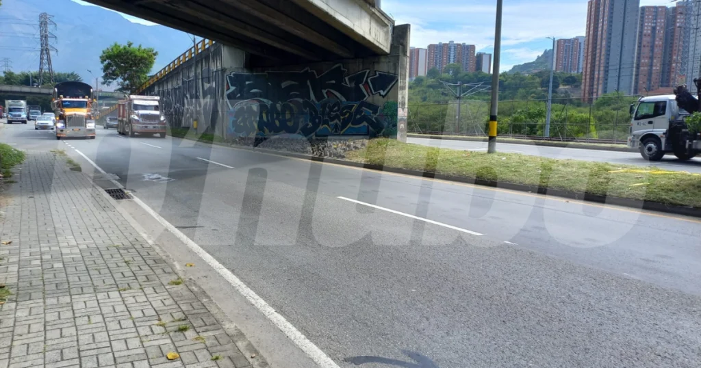En este punto de la Avenida Regional en Bello sucedió el intento de robo de la moto. 
