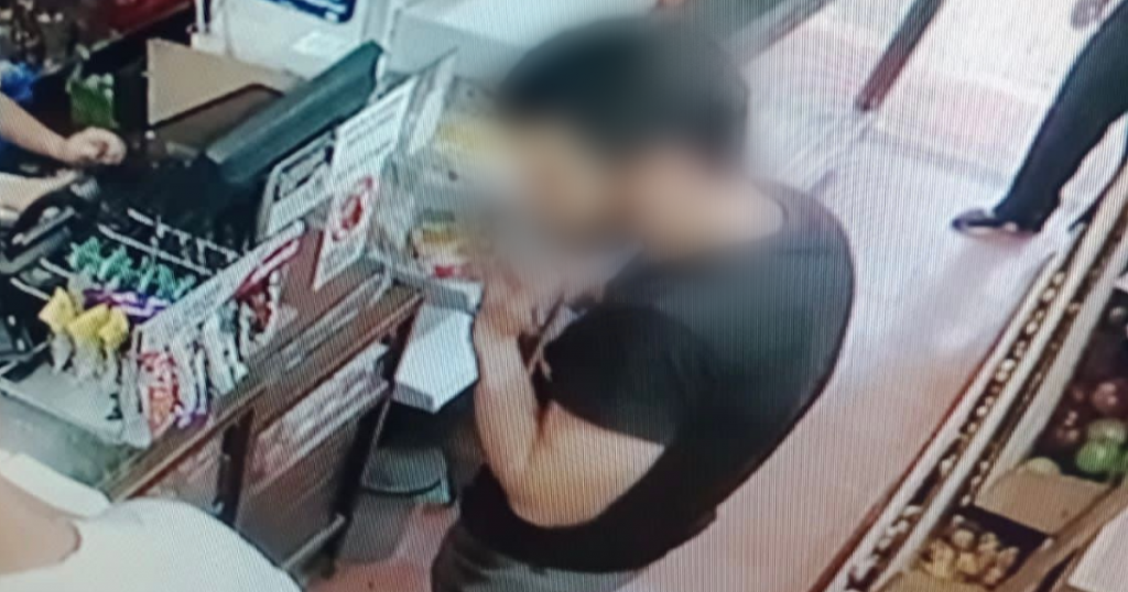 El presunto conductor del carro que atropelló a la mujer en Envigado, habría aparecido minutos más tarde en los videos de la cámara de una tienda.