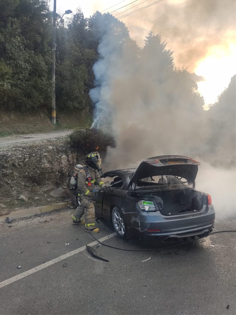 Accidente con carro incendiado en Las Palmas 