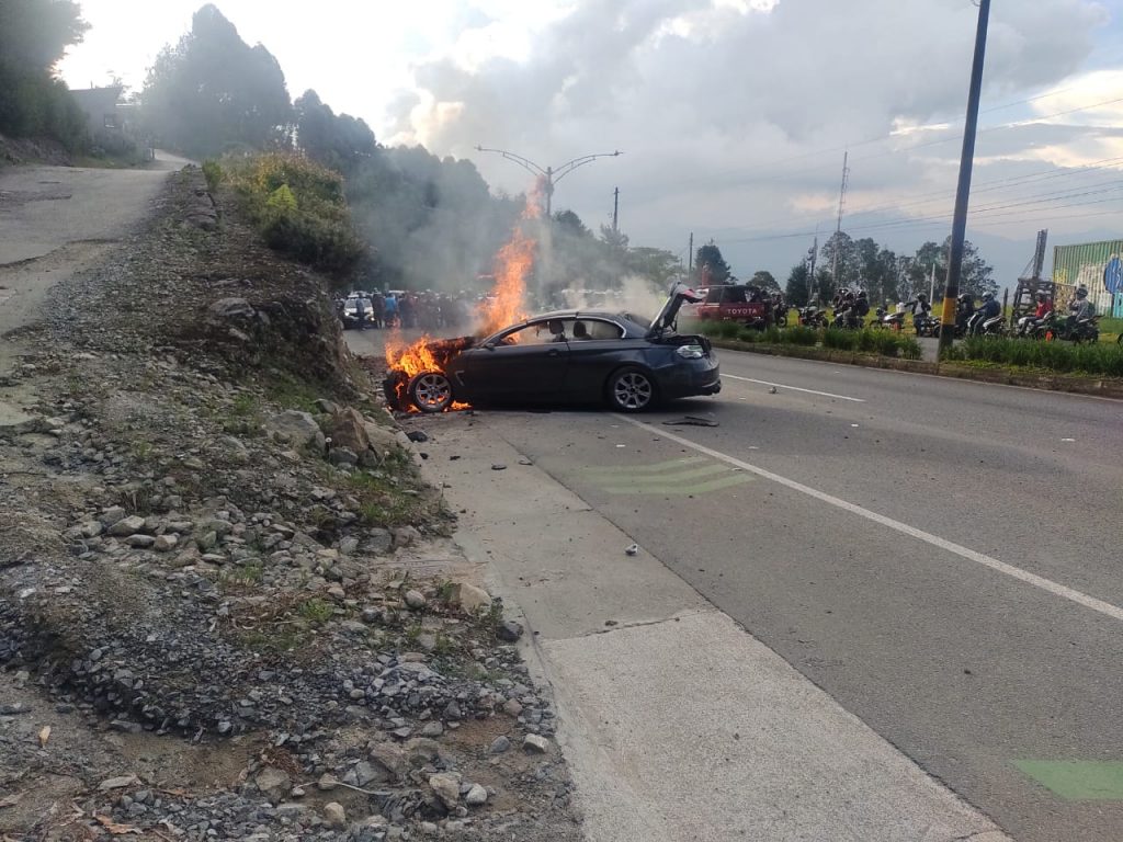 Accidente con carro incendiado en Las Palmas 