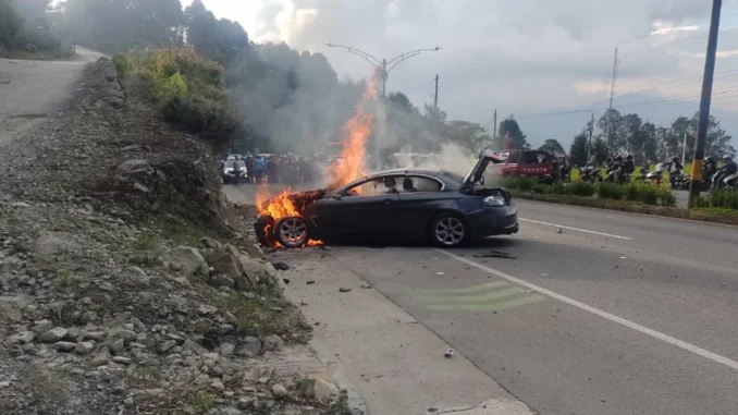 Tres heridos dejó accidente en Las Palmas: un carro se incendió