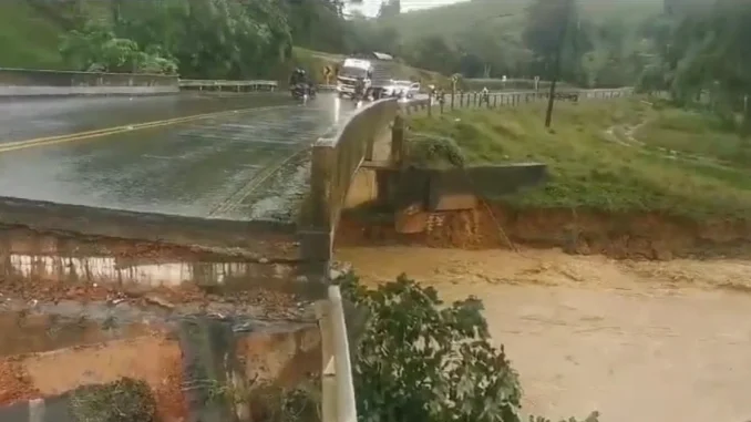 En Urabá: niña fue arrastrada por quebrada y un puente colapsó